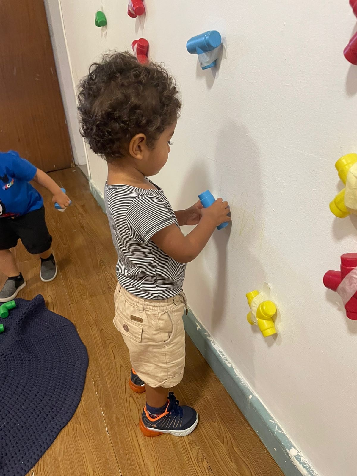 Criança explorando materiais em atividade sensorial