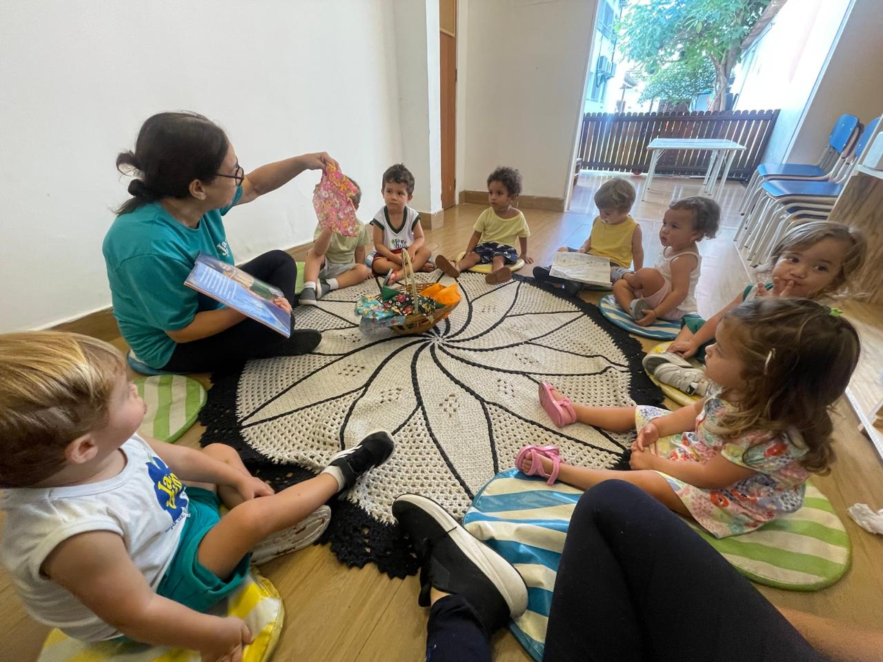 Crianças em roda com educadora no Jardim Espaço de Educação