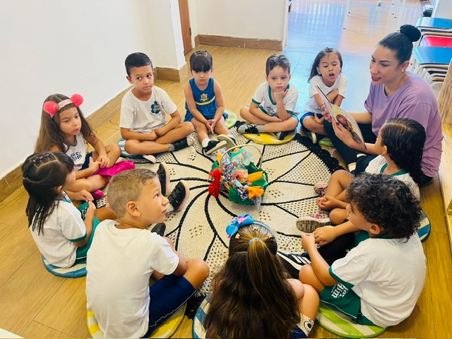 Crianças em atividade coletiva na escola